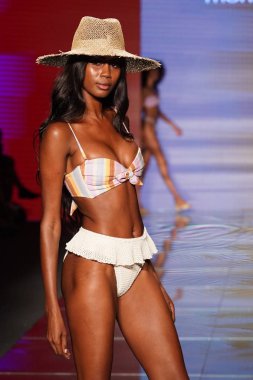 Miami Beach, Fl - 15 Temmuz: Bir model Paraiso Moda Fuarı'nda Paraiso çadır üzerinde 15 Temmuz 2018 Miami Beach, Florida sırasında Montce yüzmek Resort bahar 2019 için pist yürür.