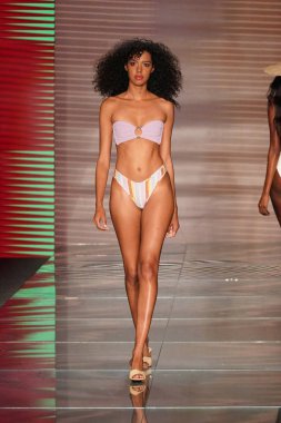 Miami Beach, Fl - 15 Temmuz: Bir model Paraiso Moda Fuarı'nda Paraiso çadır üzerinde 15 Temmuz 2018 Miami Beach, Florida sırasında Montce yüzmek Resort bahar 2019 için pist yürür.