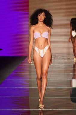 Miami Beach, Fl - 15 Temmuz: Bir model Paraiso Moda Fuarı'nda Paraiso çadır üzerinde 15 Temmuz 2018 Miami Beach, Florida sırasında Montce yüzmek Resort bahar 2019 için pist yürür.