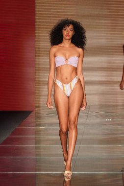 Miami Beach, Fl - 15 Temmuz: Bir model Paraiso Moda Fuarı'nda Paraiso çadır üzerinde 15 Temmuz 2018 Miami Beach, Florida sırasında Montce yüzmek Resort bahar 2019 için pist yürür.