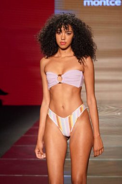 Miami Beach, Fl - 15 Temmuz: Bir model Paraiso Moda Fuarı'nda Paraiso çadır üzerinde 15 Temmuz 2018 Miami Beach, Florida sırasında Montce yüzmek Resort bahar 2019 için pist yürür.