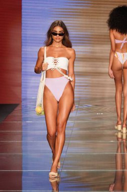Miami Beach, Fl - 15 Temmuz: Bir model Paraiso Moda Fuarı'nda Paraiso çadır üzerinde 15 Temmuz 2018 Miami Beach, Florida sırasında Montce yüzmek Resort bahar 2019 için pist yürür.