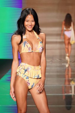 Miami Beach, Fl - 15 Temmuz: Bir model Paraiso Moda Fuarı'nda Paraiso çadır üzerinde 15 Temmuz 2018 Miami Beach, Florida sırasında Montce yüzmek Resort bahar 2019 için pist yürür.