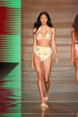 Miami Beach, Fl - 15 Temmuz: Bir model Paraiso Moda Fuarı'nda Paraiso çadır üzerinde 15 Temmuz 2018 Miami Beach, Florida sırasında Montce yüzmek Resort bahar 2019 için pist yürür.