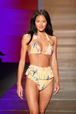Miami Beach, Fl - 15 Temmuz: Bir model Paraiso Moda Fuarı'nda Paraiso çadır üzerinde 15 Temmuz 2018 Miami Beach, Florida sırasında Montce yüzmek Resort bahar 2019 için pist yürür.
