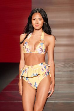 Miami Beach, Fl - 15 Temmuz: Bir model Paraiso Moda Fuarı'nda Paraiso çadır üzerinde 15 Temmuz 2018 Miami Beach, Florida sırasında Montce yüzmek Resort bahar 2019 için pist yürür.