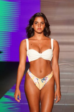 Miami Beach, Fl - 15 Temmuz: Bir model Paraiso Moda Fuarı'nda Paraiso çadır üzerinde 15 Temmuz 2018 Miami Beach, Florida sırasında Montce yüzmek Resort bahar 2019 için pist yürür.