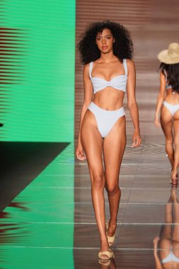 Miami Beach, Fl - 15 Temmuz: Bir model Paraiso Moda Fuarı'nda Paraiso çadır üzerinde 15 Temmuz 2018 Miami Beach, Florida sırasında Montce yüzmek Resort bahar 2019 için pist yürür.
