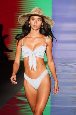 Miami Beach, Fl - 15 Temmuz: Bir model Paraiso Moda Fuarı'nda Paraiso çadır üzerinde 15 Temmuz 2018 Miami Beach, Florida sırasında Montce yüzmek Resort bahar 2019 için pist yürür.