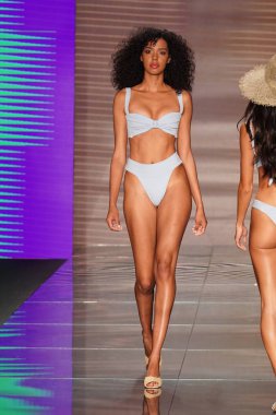 Miami Beach, Fl - 15 Temmuz: Bir model Paraiso Moda Fuarı'nda Paraiso çadır üzerinde 15 Temmuz 2018 Miami Beach, Florida sırasında Montce yüzmek Resort bahar 2019 için pist yürür.