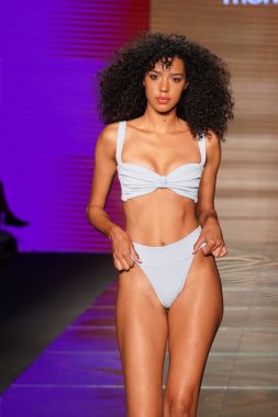 Miami Beach, Fl - 15 Temmuz: Bir model Paraiso Moda Fuarı'nda Paraiso çadır üzerinde 15 Temmuz 2018 Miami Beach, Florida sırasında Montce yüzmek Resort bahar 2019 için pist yürür.