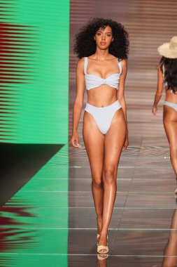 Miami Beach, Fl - 15 Temmuz: Bir model Paraiso Moda Fuarı'nda Paraiso çadır üzerinde 15 Temmuz 2018 Miami Beach, Florida sırasında Montce yüzmek Resort bahar 2019 için pist yürür.
