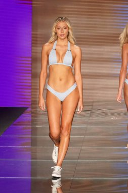 Miami Beach, Fl - 15 Temmuz: Bir model Paraiso Moda Fuarı'nda Paraiso çadır üzerinde 15 Temmuz 2018 Miami Beach, Florida sırasında Montce yüzmek Resort bahar 2019 için pist yürür.