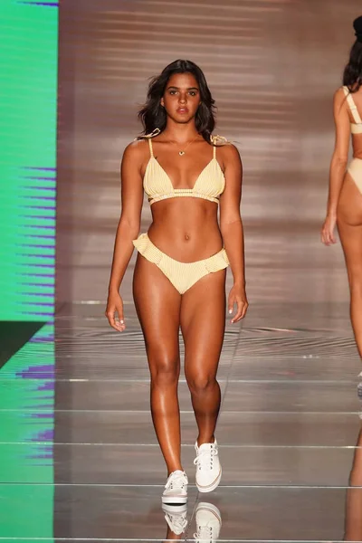 Miami Beach Julio Una Modelo Camina Por Pasarela Del Montce —  Fotos de Stock