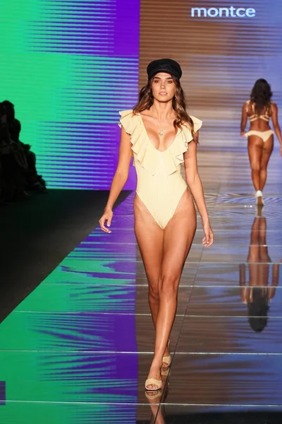 Miami Beach Temmuz Bir Model Paraiso Moda Fuarı Nda Paraiso — Stok fotoğraf