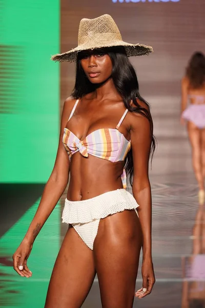 Miami Beach Juillet Mannequin Marche Sur Piste Pour Montce Swim — Photo