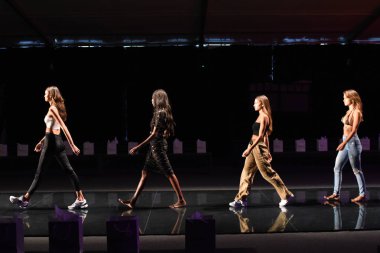 Miami Beach, Fl - 15 Temmuz: Provadan önce Montce yüzmek Resort bahar 2019 Paraiso çadır, Paraiso Moda Fuarı sırasında üzerinde 15 Temmuz 2018 Miami Beach, Florida.