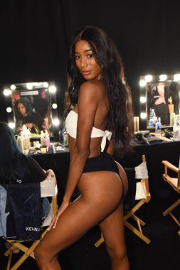 Miami Beach, Fl - 15 Temmuz: sahne arkasında Montce yüzmek Resort bahar 2019 önce Paraiso Moda Fuarı'nda Paraiso çadır üzerinde 15 Temmuz 2018 Miami Beach, Florida sırasında bir model poz.