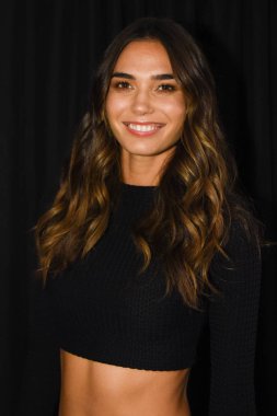 Miami Beach, Fl - 15 Temmuz: sahne arkasında Montce yüzmek Resort bahar 2019 önce Paraiso Moda Fuarı'nda Paraiso çadır üzerinde 15 Temmuz 2018 Miami Beach, Florida sırasında bir model poz.