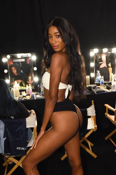 Miami Beach Juli Ein Model Posiert Backstage Vor Dem Montce — Stockfoto