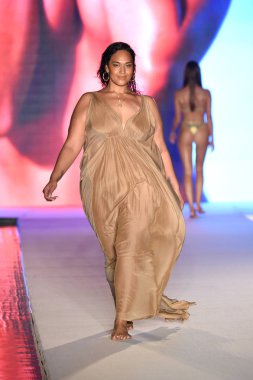 Miami, Fl - 15 Temmuz: Bir modeli pist Paraiso 2018 Sports Illustrated mayo Show'da Miami hafta yüzmek için G Hotel South Beach adlı 15 Temmuz 2018 Miami, Florida'da yürür.