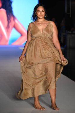 Miami, Fl - 15 Temmuz: Bir modeli pist Paraiso 2018 Sports Illustrated mayo Show'da Miami hafta yüzmek için G Hotel South Beach adlı 15 Temmuz 2018 Miami, Florida'da yürür.