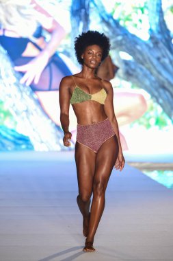 Miami, Fl - 15 Temmuz: Bir modeli pist Paraiso 2018 Sports Illustrated mayo Show'da Miami hafta yüzmek için G Hotel South Beach adlı 15 Temmuz 2018 Miami, Florida'da yürür.