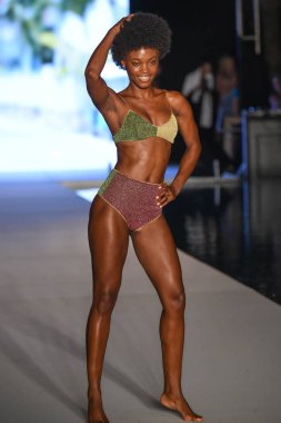 Miami, Fl - 15 Temmuz: Bir modeli pist Paraiso 2018 Sports Illustrated mayo Show'da Miami hafta yüzmek için G Hotel South Beach adlı 15 Temmuz 2018 Miami, Florida'da yürür.