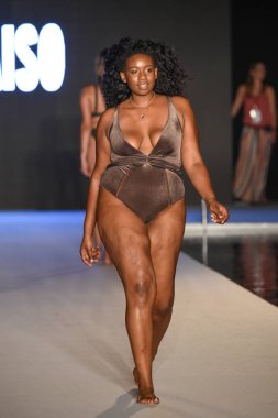Miami, Fl - 15 Temmuz: Bir modeli pist Paraiso 2018 Sports Illustrated mayo Show'da Miami hafta yüzmek için G Hotel South Beach adlı 15 Temmuz 2018 Miami, Florida'da yürür.