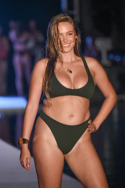 Miami, Fl - 15 Temmuz: Bir modeli pist Paraiso 2018 Sports Illustrated mayo Show'da Miami hafta yüzmek için G Hotel South Beach adlı 15 Temmuz 2018 Miami, Florida'da yürür.