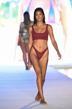 Miami, Fl - 15 Temmuz: Bir modeli pist Paraiso 2018 Sports Illustrated mayo Show'da Miami hafta yüzmek için G Hotel South Beach adlı 15 Temmuz 2018 Miami, Florida'da yürür.