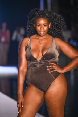 Miami, Fl - 15 Temmuz: Bir modeli pist Paraiso 2018 Sports Illustrated mayo Show'da Miami hafta yüzmek için G Hotel South Beach adlı 15 Temmuz 2018 Miami, Florida'da yürür.