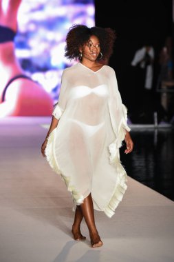 Miami, Fl - 15 Temmuz: Bir modeli pist Paraiso 2018 Sports Illustrated mayo Show'da Miami hafta yüzmek için G Hotel South Beach adlı 15 Temmuz 2018 Miami, Florida'da yürür.