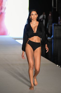 Miami, Fl - 15 Temmuz: Bir modeli pist Paraiso 2018 Sports Illustrated mayo Show'da Miami hafta yüzmek için G Hotel South Beach adlı 15 Temmuz 2018 Miami, Florida'da yürür.