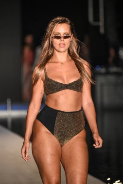 Miami, Fl - 15 Temmuz: Bir modeli pist Paraiso 2018 Sports Illustrated mayo Show'da Miami hafta yüzmek için G Hotel South Beach adlı 15 Temmuz 2018 Miami, Florida'da yürür.