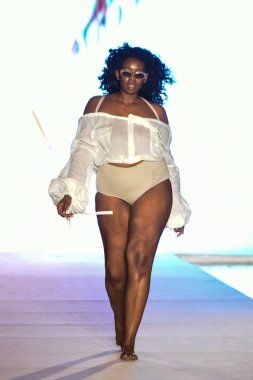 Miami, Fl - 15 Temmuz: Bir modeli pist Paraiso 2018 Sports Illustrated mayo Show'da Miami hafta yüzmek için G Hotel South Beach adlı 15 Temmuz 2018 Miami, Florida'da yürür.