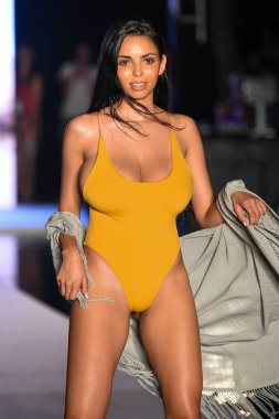 Miami, Fl - 15 Temmuz: Bir modeli pist Paraiso 2018 Sports Illustrated mayo Show'da Miami hafta yüzmek için G Hotel South Beach adlı 15 Temmuz 2018 Miami, Florida'da yürür.