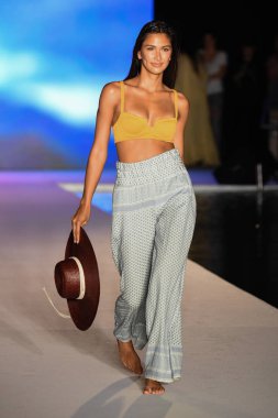 Miami, Fl - 15 Temmuz: Bir modeli pist Paraiso 2018 Sports Illustrated mayo Show'da Miami hafta yüzmek için G Hotel South Beach adlı 15 Temmuz 2018 Miami, Florida'da yürür.
