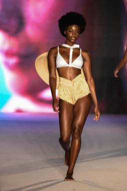 Miami, Fl - 15 Temmuz: Bir modeli pist Paraiso 2018 Sports Illustrated mayo Show'da Miami hafta yüzmek için G Hotel South Beach adlı 15 Temmuz 2018 Miami, Florida'da yürür.