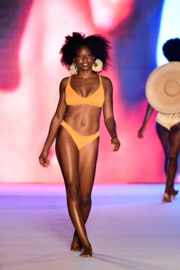 Miami, Fl - 15 Temmuz: Bir modeli pist Paraiso 2018 Sports Illustrated mayo Show'da Miami hafta yüzmek için G Hotel South Beach adlı 15 Temmuz 2018 Miami, Florida'da yürür.