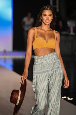 Miami, Fl - 15 Temmuz: Bir modeli pist Paraiso 2018 Sports Illustrated mayo Show'da Miami hafta yüzmek için G Hotel South Beach adlı 15 Temmuz 2018 Miami, Florida'da yürür.