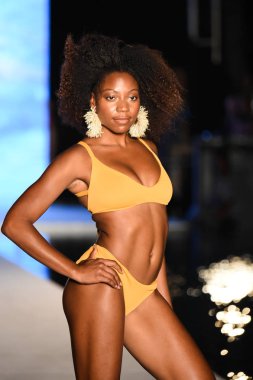 Miami, Fl - 15 Temmuz: Bir modeli pist Paraiso 2018 Sports Illustrated mayo Show'da Miami hafta yüzmek için G Hotel South Beach adlı 15 Temmuz 2018 Miami, Florida'da yürür.