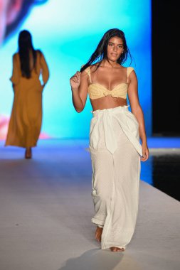 Miami, Fl - 15 Temmuz: Bir modeli pist Paraiso 2018 Sports Illustrated mayo Show'da Miami hafta yüzmek için G Hotel South Beach adlı 15 Temmuz 2018 Miami, Florida'da yürür.