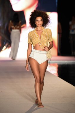 Miami, Fl - 15 Temmuz: Bir modeli pist Paraiso 2018 Sports Illustrated mayo Show'da Miami hafta yüzmek için G Hotel South Beach adlı 15 Temmuz 2018 Miami, Florida'da yürür.