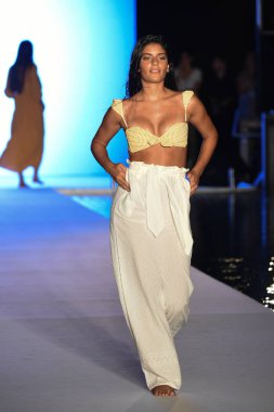 Miami, Fl - 15 Temmuz: Bir modeli pist Paraiso 2018 Sports Illustrated mayo Show'da Miami hafta yüzmek için G Hotel South Beach adlı 15 Temmuz 2018 Miami, Florida'da yürür.