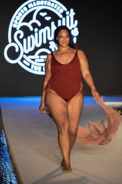 Miami, Fl - 15 Temmuz: Bir modeli pist Paraiso 2018 Sports Illustrated mayo Show'da Miami hafta yüzmek için G Hotel South Beach adlı 15 Temmuz 2018 Miami, Florida'da yürür.