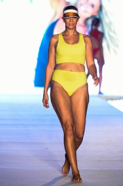 Miami, Fl - 15 Temmuz: Bir modeli pist Paraiso 2018 Sports Illustrated mayo Show'da Miami hafta yüzmek için G Hotel South Beach adlı 15 Temmuz 2018 Miami, Florida'da yürür.