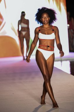 Miami, Fl - 15 Temmuz: Bir modeli pist Paraiso 2018 Sports Illustrated mayo Show'da Miami hafta yüzmek için G Hotel South Beach adlı 15 Temmuz 2018 Miami, Florida'da yürür.