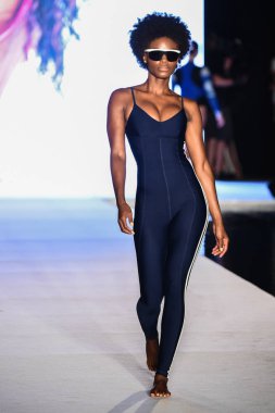 Miami, Fl - 15 Temmuz: Bir modeli pist Paraiso 2018 Sports Illustrated mayo Show'da Miami hafta yüzmek için G Hotel South Beach adlı 15 Temmuz 2018 Miami, Florida'da yürür.