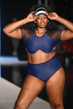 Miami, Fl - 15 Temmuz: Bir modeli pist Paraiso 2018 Sports Illustrated mayo Show'da Miami hafta yüzmek için G Hotel South Beach adlı 15 Temmuz 2018 Miami, Florida'da yürür.